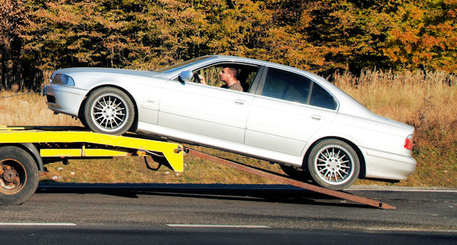 15 accidents farfelus : drôle d'endroit pour une voiture